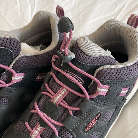 Girl’s Keen size 4 walking shoes - Picture 5 of 9